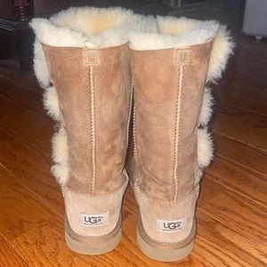 COPY - Big kids used tan Ugg’s